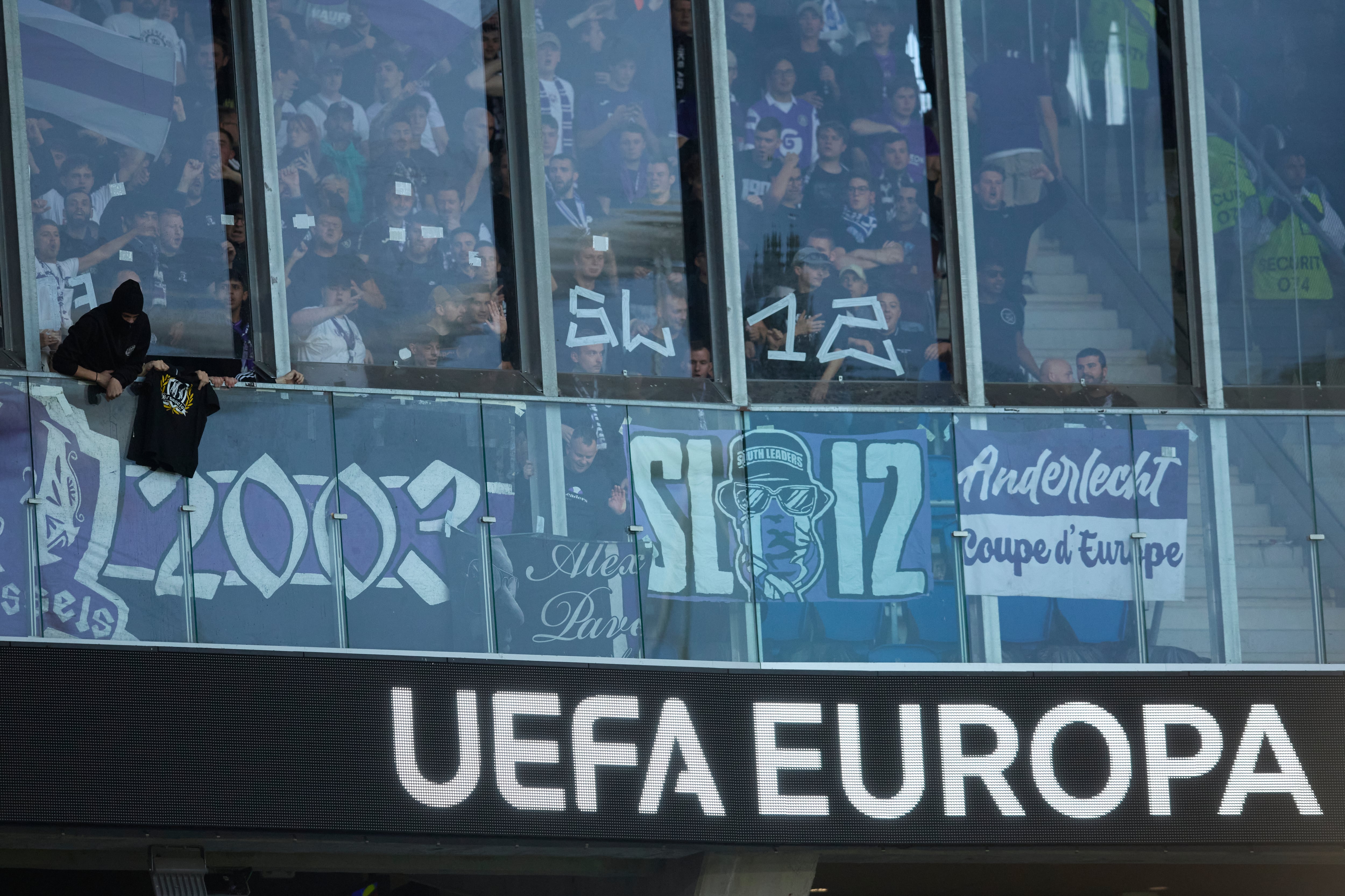 Aficionados del Anderlecht en la zona visitante del Reale Arena