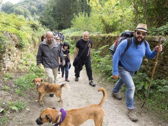 Luis Villares ha recorrido un tramo del Camino de Santiago durante la jornada de reflexión acompañado de miembros de su grupo y su hermano