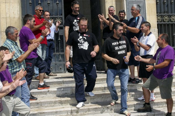 Los tres mineros palentinos, Fortunato García (segundo), Alejandro Trapote (primero) y Luis González (tercero), que permanecían encerrados en el Ayuntamiento de Palencia desde hace diecisiete días, han abandonadoeste jueves su encierro.