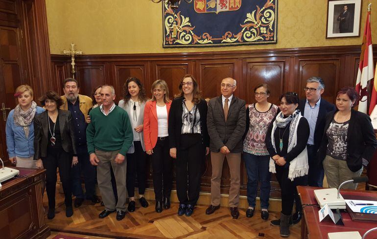 Representantes de 10 entidades sin ánimo de lucro posan junto a la presidenta de la Diputación y la diputada de Servicios Sociales momentos antes de la firma de los convenios de colaboración