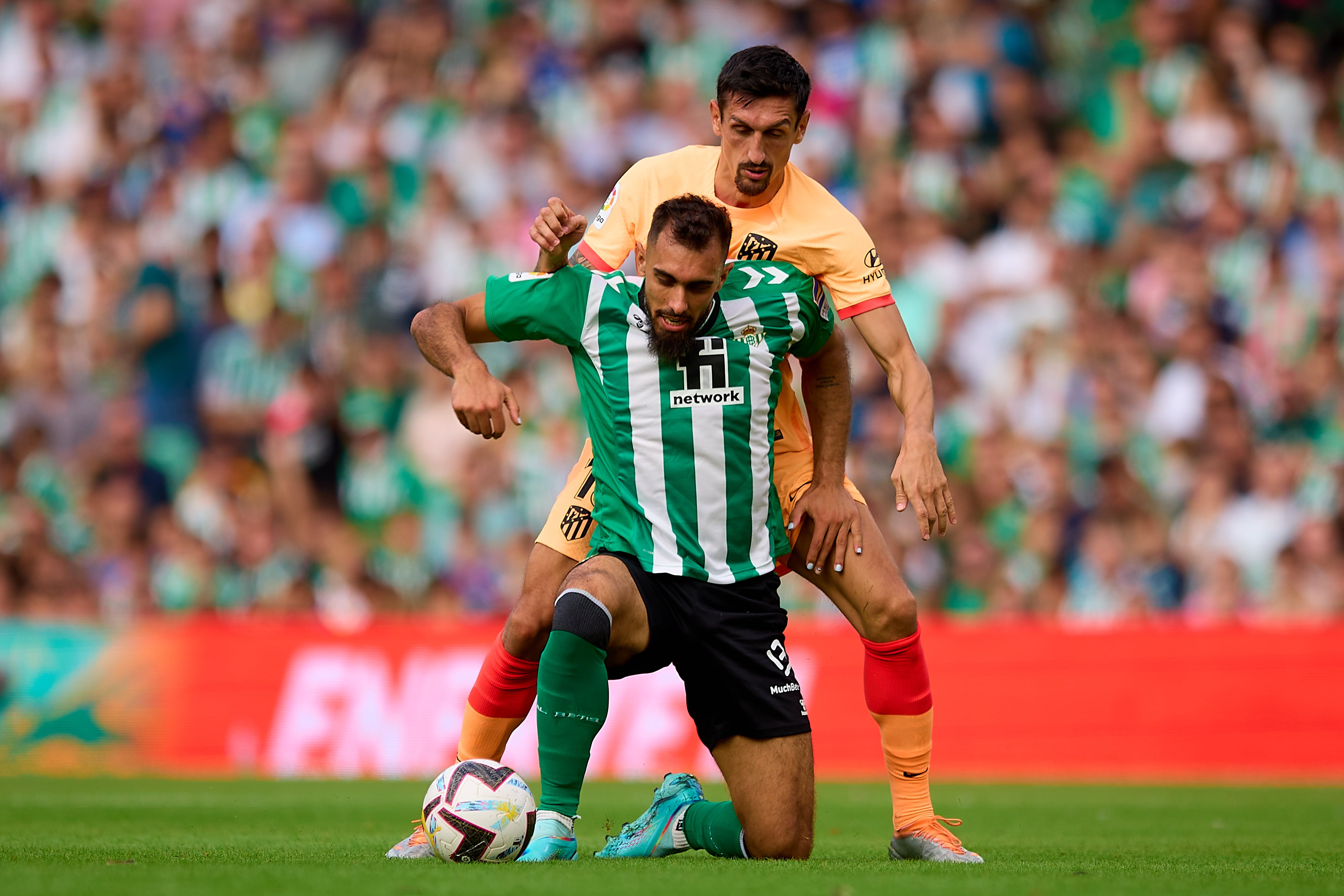 Borja Iglesias, durante el partido de LaLiga frente al Atlético de Madrid (Photo by Fran Santiago/Getty Images)