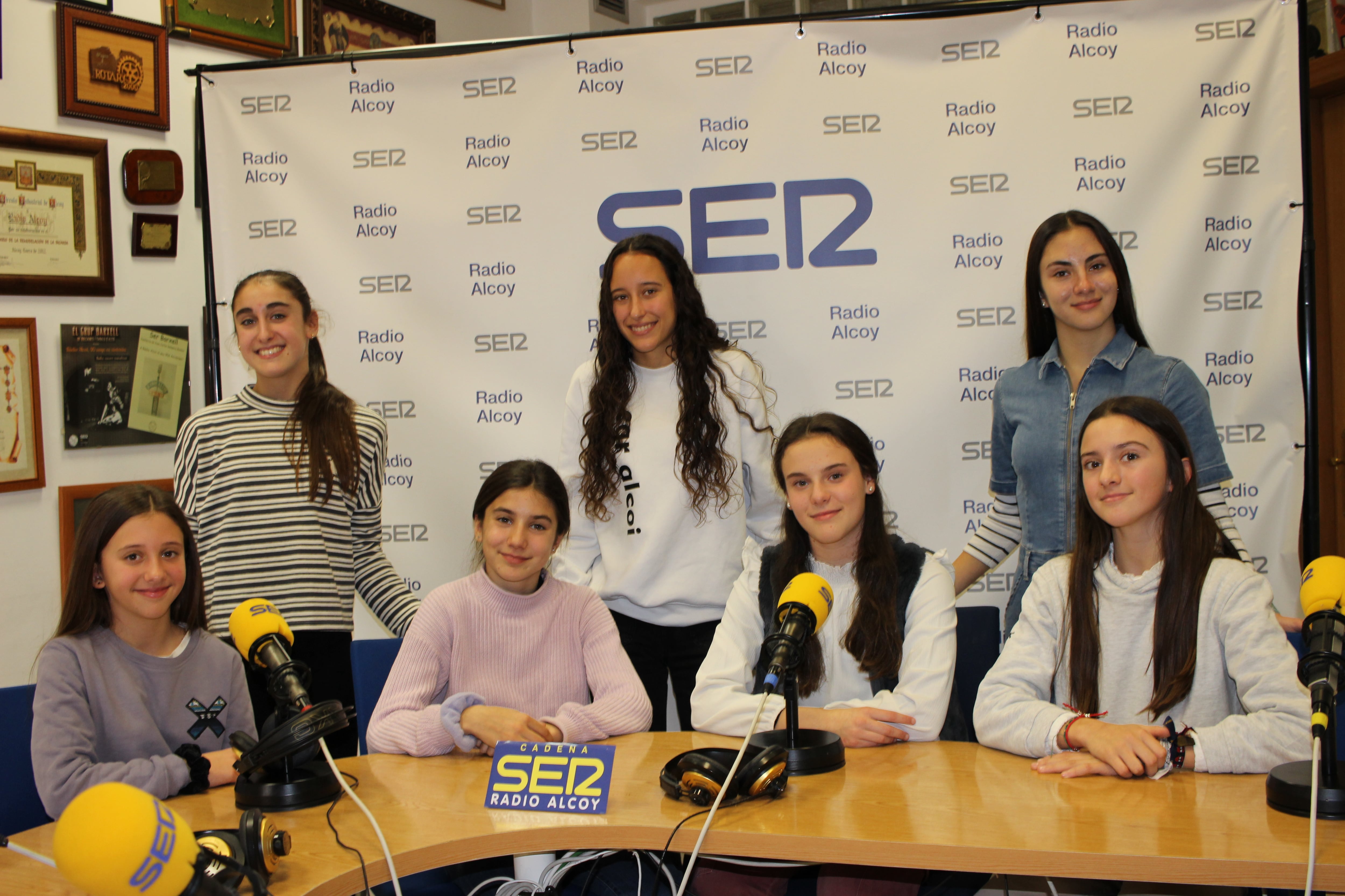 Componentes del CGR Alcoi, en el estudio central de Radio Alcoy