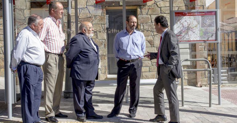 El consejero de Transportes, Vivienda e Infraestructura, Pedro Rollán visita las nuevas marquesinas de autobús