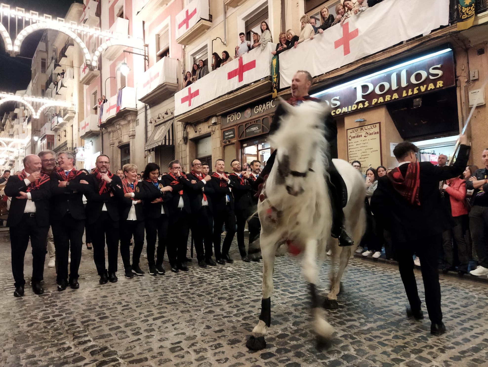 La escuadra del alferes de la Filà Andaluces desfilando por Sant Nicolau en abril de 2025.