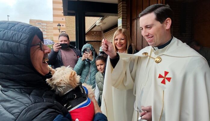El padre Antonio bendice a un perro
