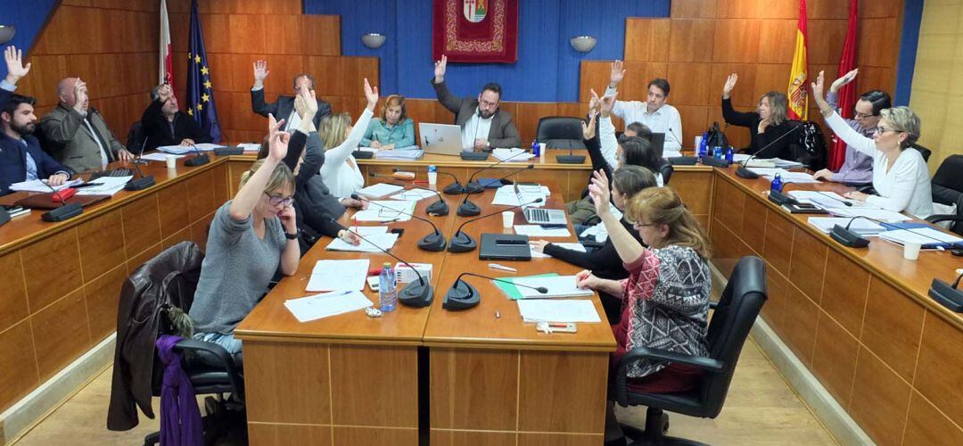 Votación durante el Pleno municipal