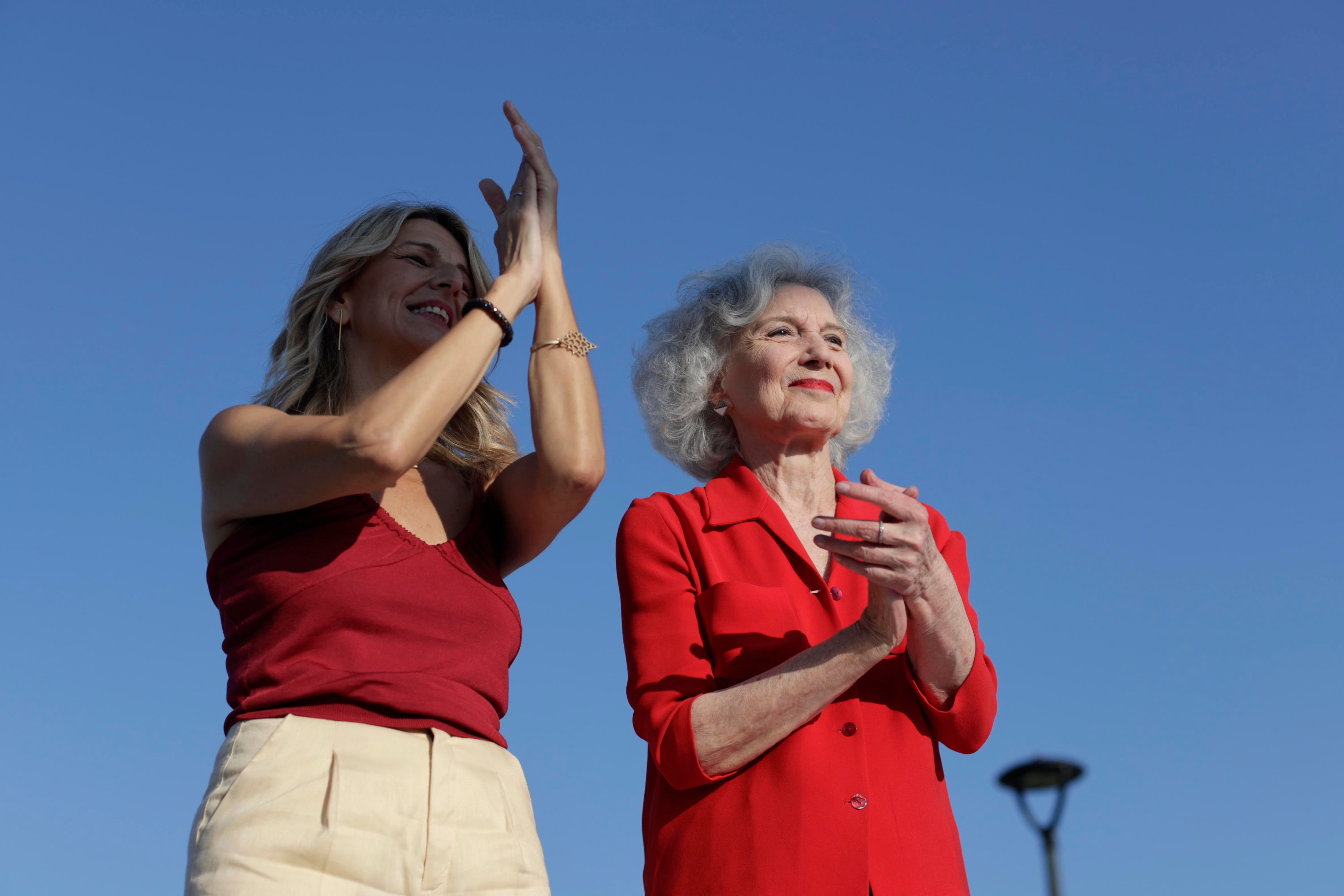 La candidata a la Presidencia del Gobierno por Sumar, Yolanda Díaz (i), acompañada por la actriz Marisa Paredes, durante el acto de inicio de campaña celebrado este jueves en A Coruña