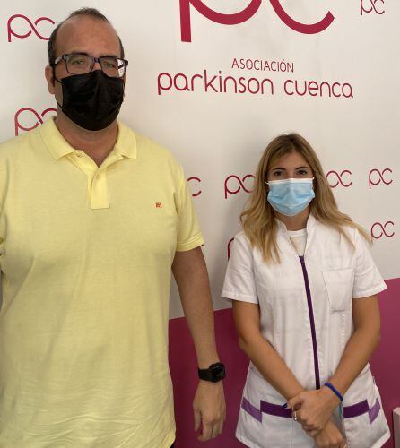 Cristian Lázaro y la doctora Gracia Valiente en la asociación Parkinson Cuenca.