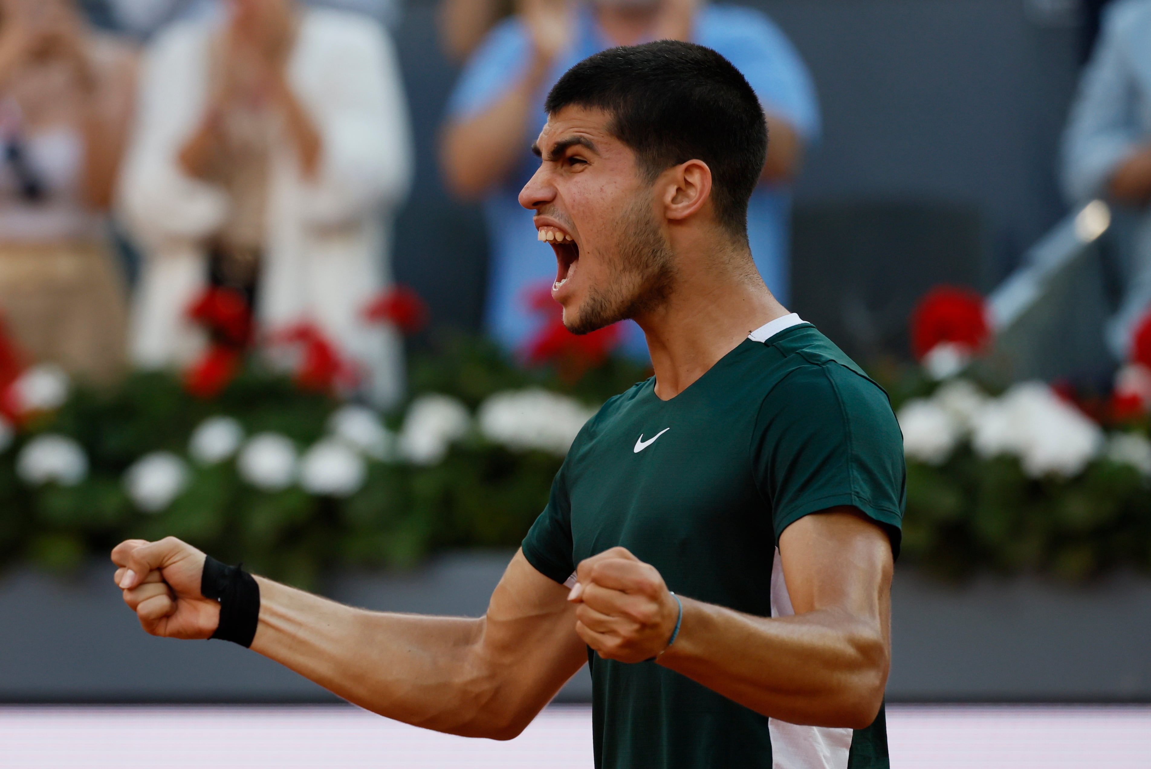 Carlos Alcaraz jugará la final del Mutua Madrid Open con el ganador del Tsitsipas - Zverev EFE/Juanjo Martín