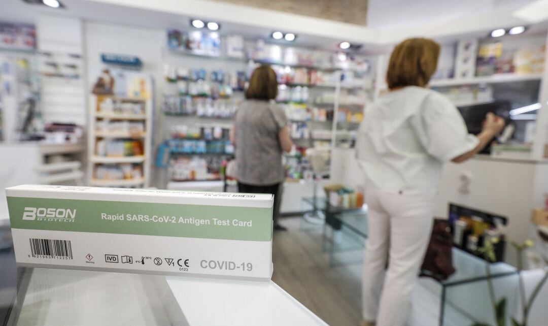 Una caja con test de antígenos contra la COVID-19 en una farmacia.