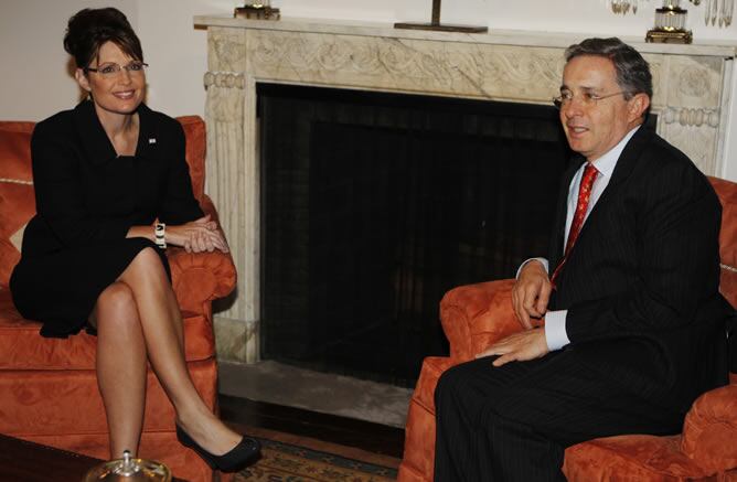 Sarah Palin en su reunión con Álvaro Uribe, presidente de Colombia