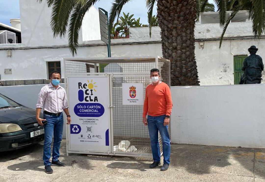 El consejero de Residuos del Cabildo de Lanzarote, Hugo Delgado, junto a Manuel Alejandro Hernández, concejal de Comercio del Ayuntamiento de Haría.