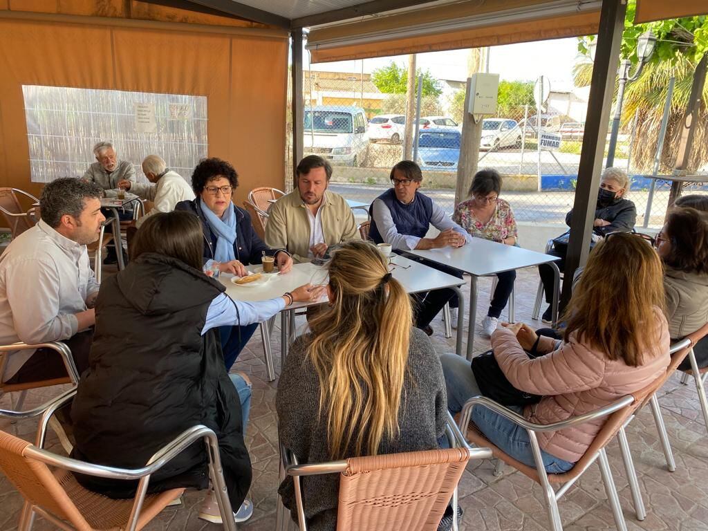 Pablo Ruz con vecinos de Algoda Matola y otros concejales del PP de Elche