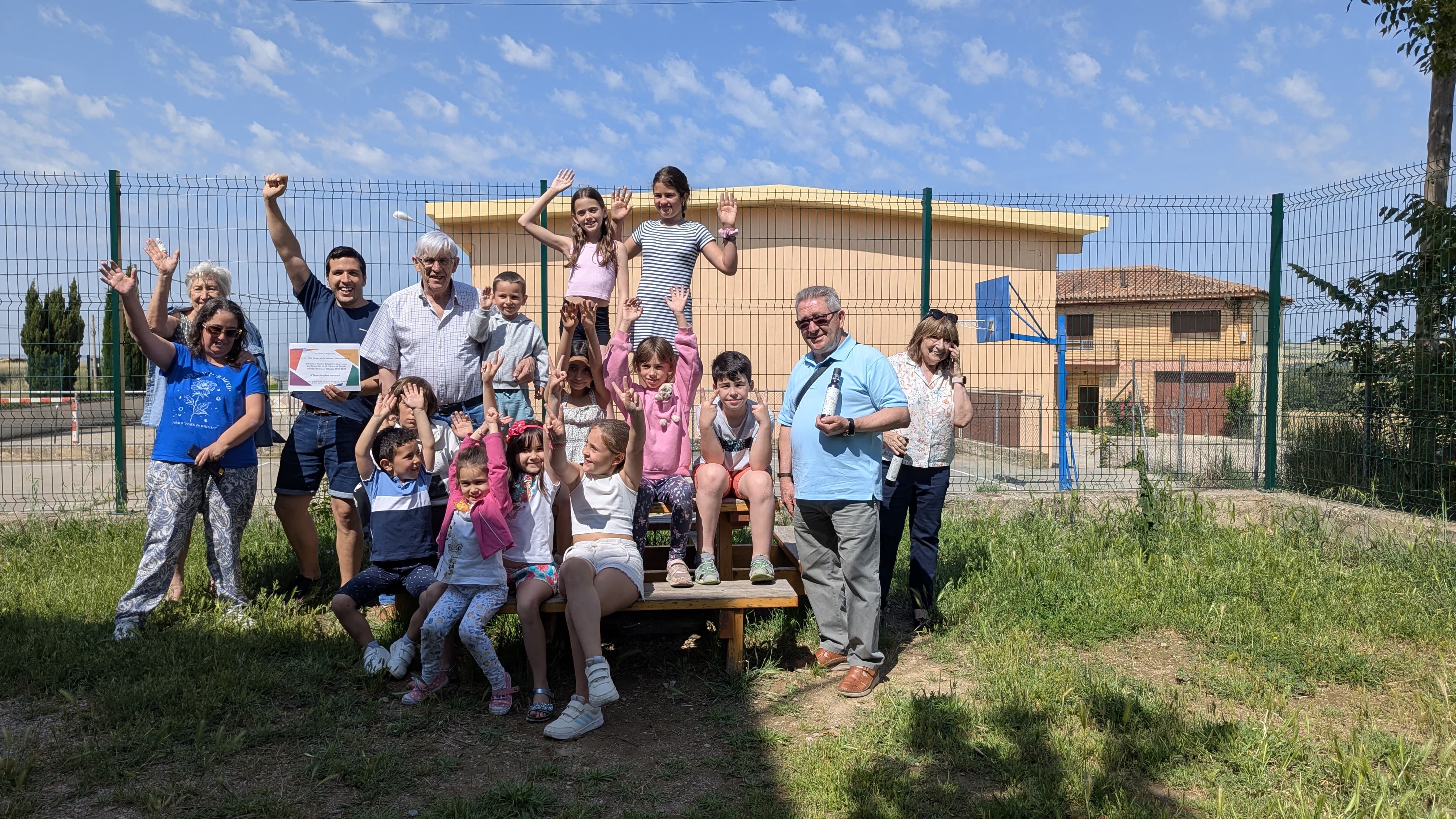 Niños, profesores y abuelos, con el premio recibido de CC. OO.