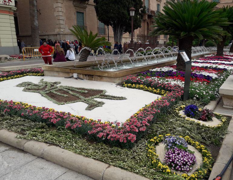 Uno de los Jardines de Primavera que adornan la ciudad durante las fiestas se encuentra en la Plaza de la Glorieta