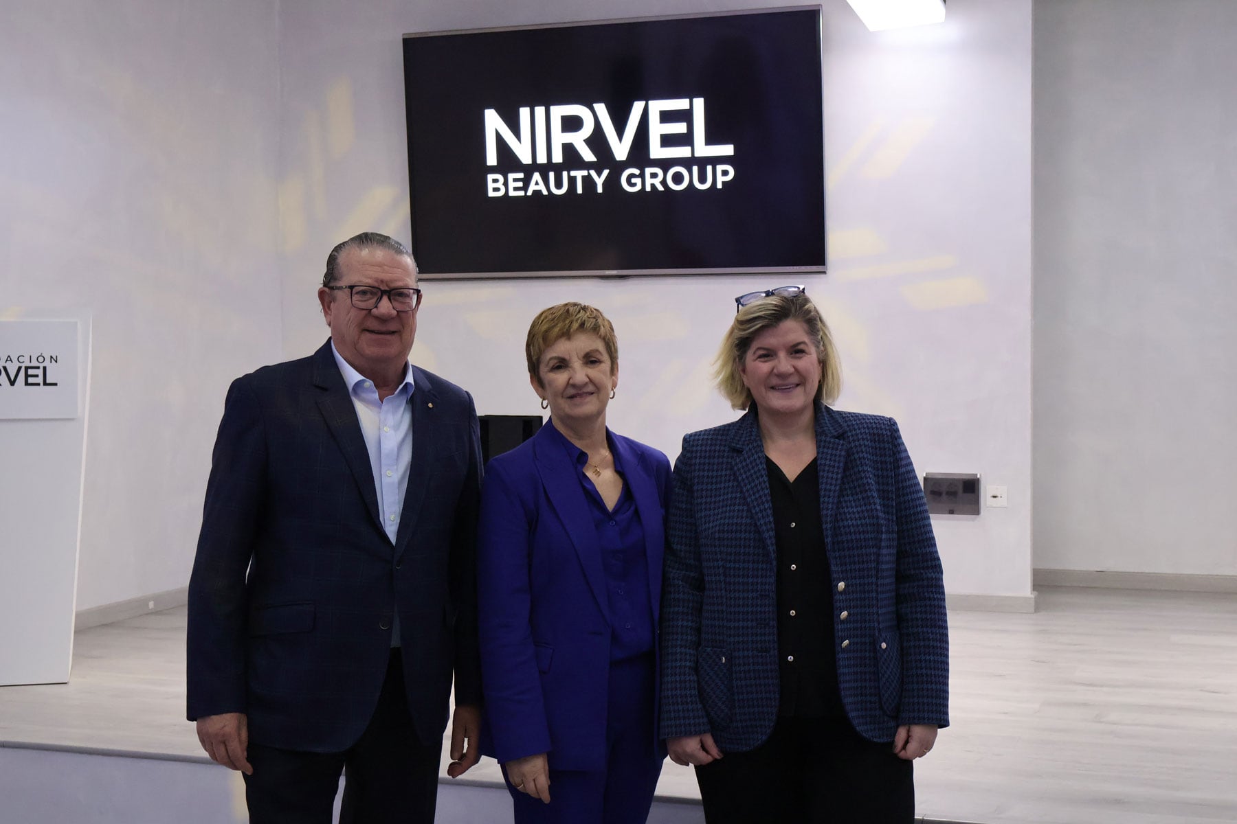 Manián Cano, en el centro de la imagen, junto a la CEO de Nirvel, Consuelo Vaquer, y el fundador de la empresa, Jorge Vaquer