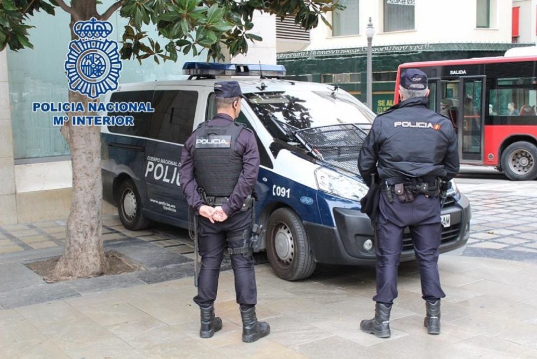 Prisión para los dos detenidos por intentar apuñalar un policía en un botellón de quince personas