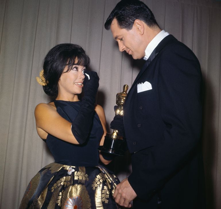 Rita Moreno, emocionada junto a Rock Hudson tras la ceremonia de 1962