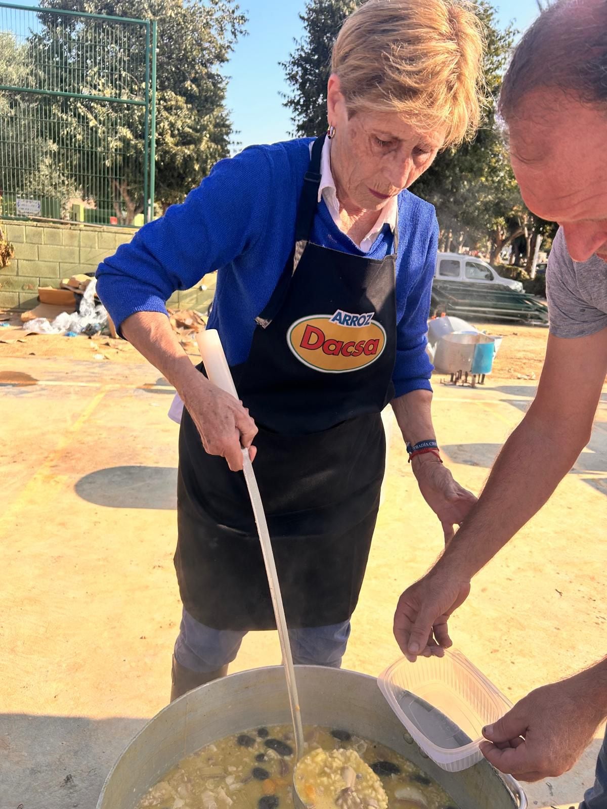 Una de las voluntarias de Arroz Dacsa, repartiendo la comida en Sedaví