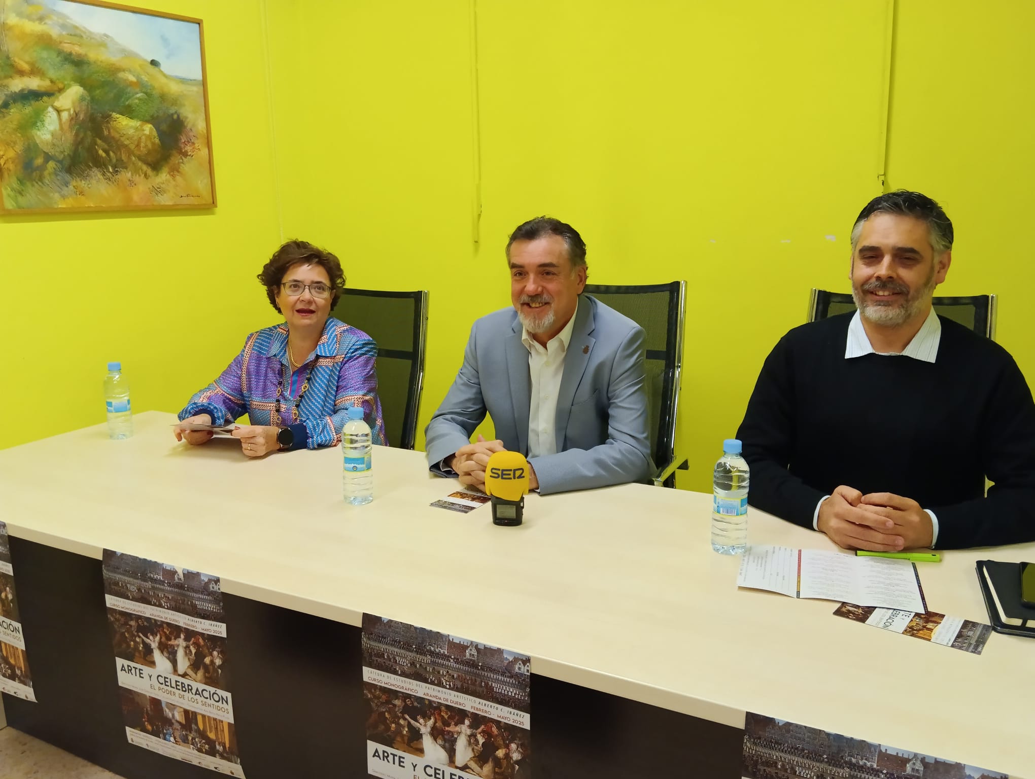 José Antonio Fuertes, concejal de Cultura, en el centro, con María José Zaparaín y Julián Hoyos Alonso