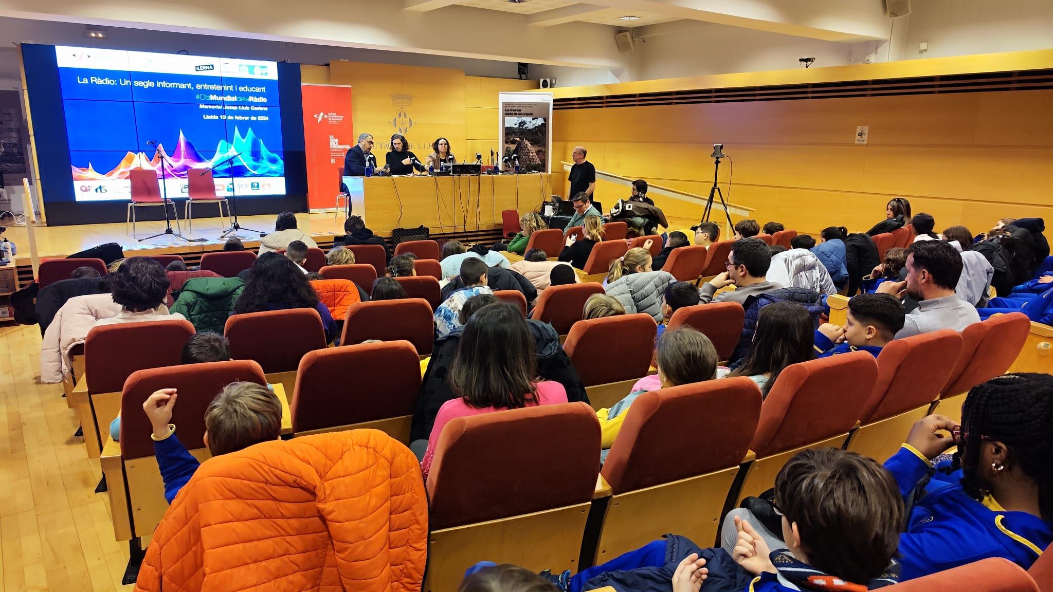 Una sala de plens de la Diputació plena de futurs oients en una edició especial de l'Aquí Lleida en motiu del Dia Mundial de la Ràdio, Memorial Josep Lluís Cadena.