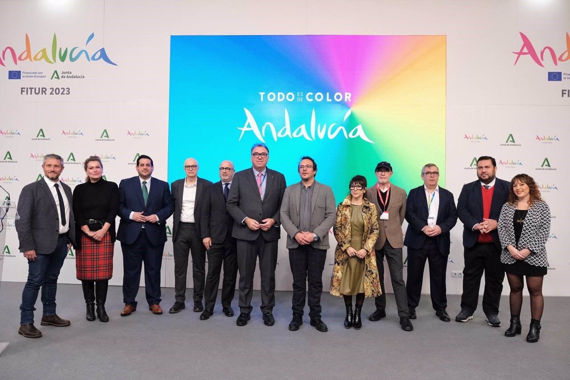 El consejero de Turismo, Arturo Bernal, en el centro de la foto este vienes en Fitur