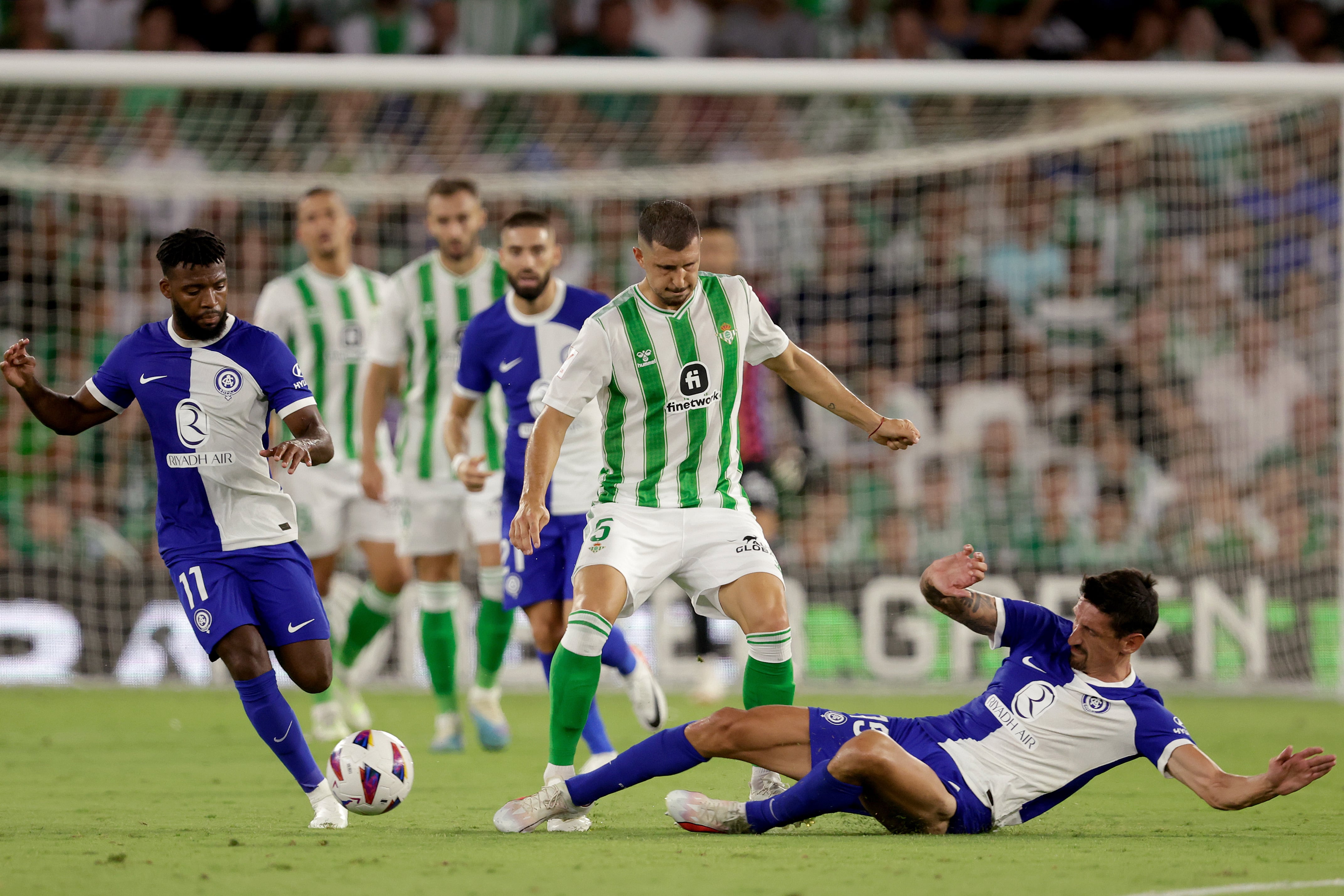 El Real Betis y el Atlético de Madrid durante la segunda jornada de LaLiga EA Sports.