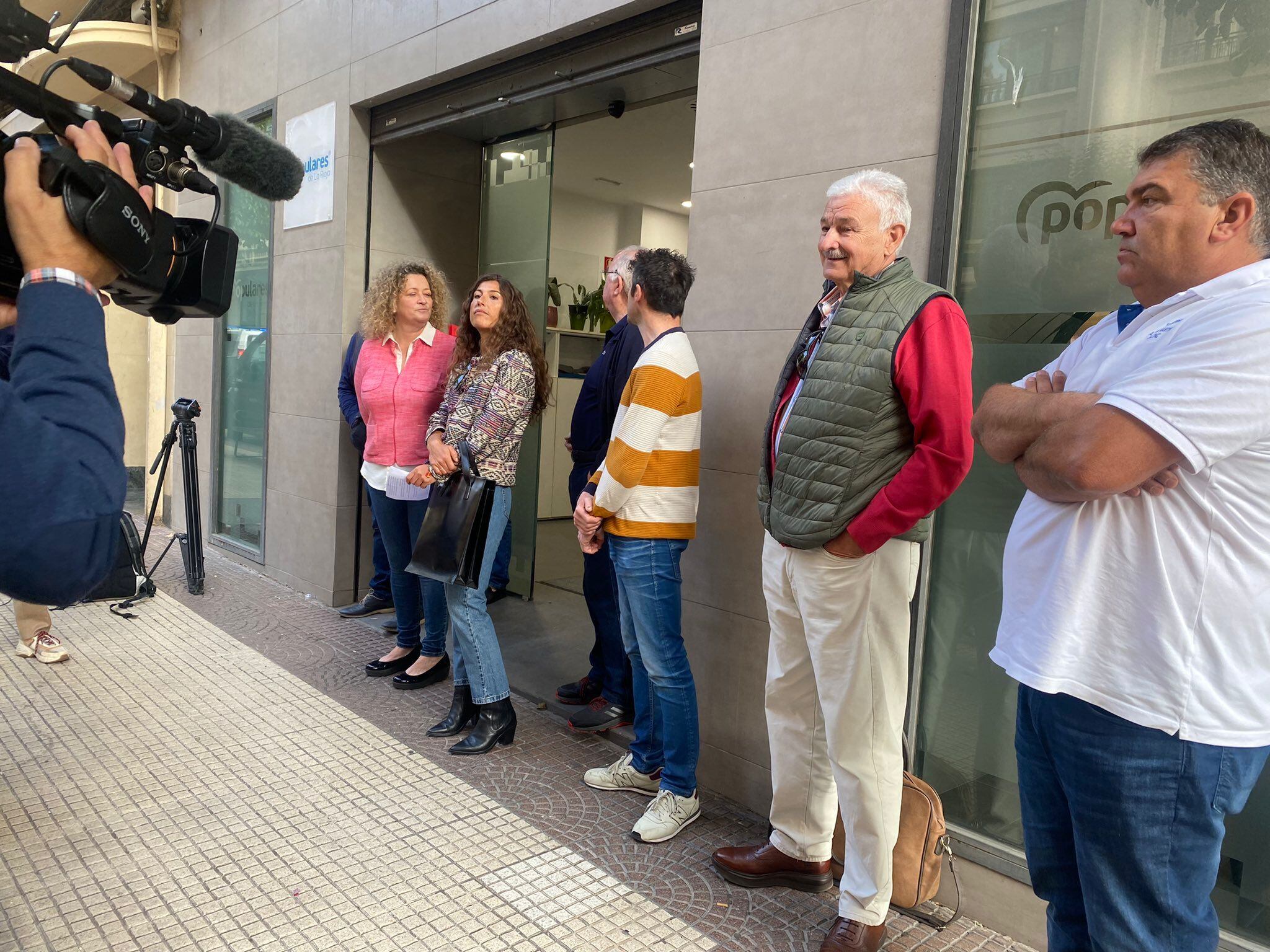 Afiliados del PP delante de la sede popular en la calle Duquesa de la Victoria de Logroño