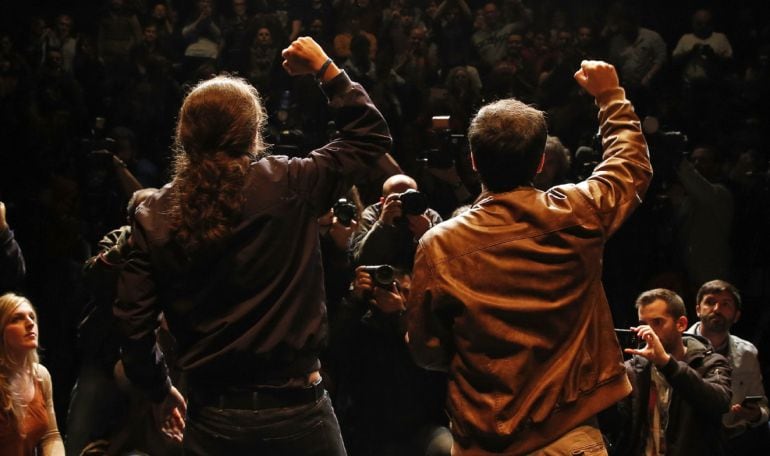 Los líderes de Podemos, Pablo Iglesias (i), y de Izquierda Unida, Alberto Garzón (d), celebrando el preacuerdo electoral