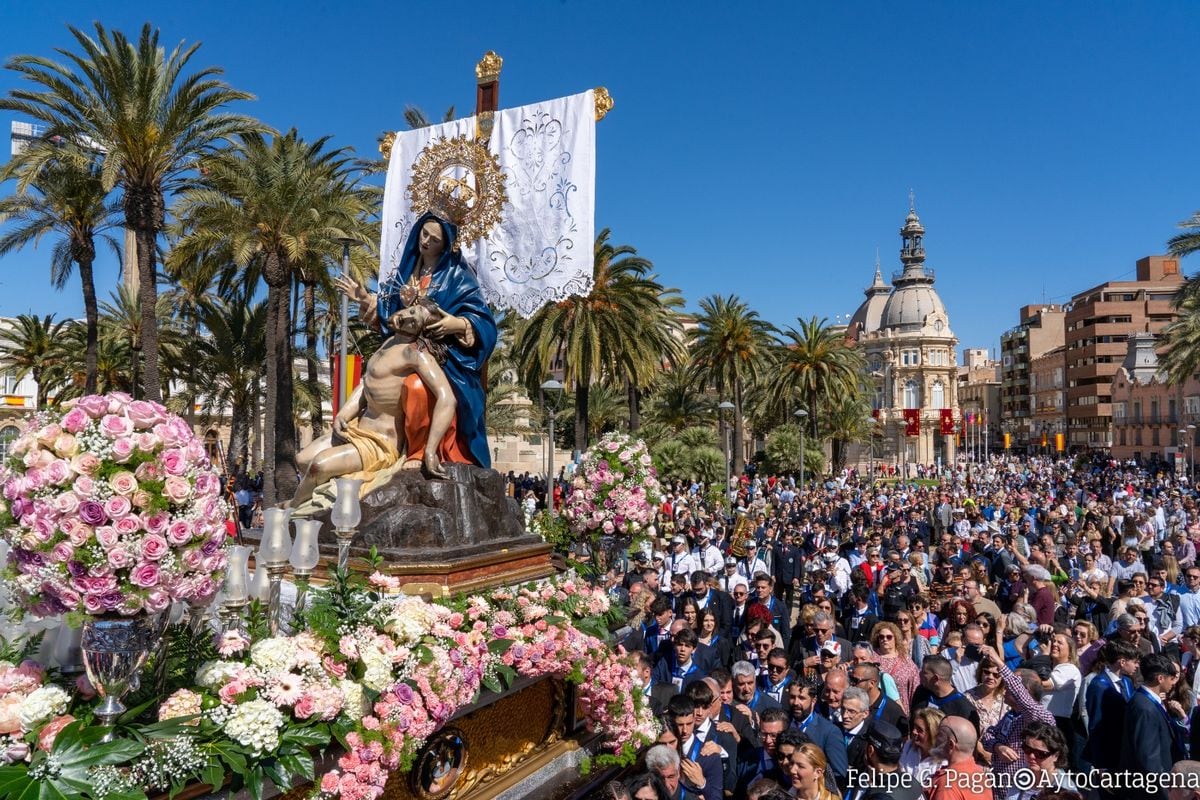 Salida en procesión de la Virgen de la Caridad