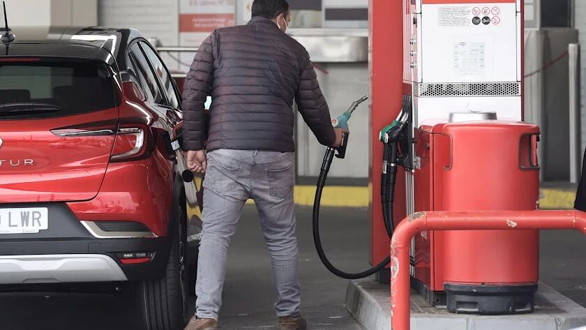 Un conductor repostando en uan Estación de Servicio.