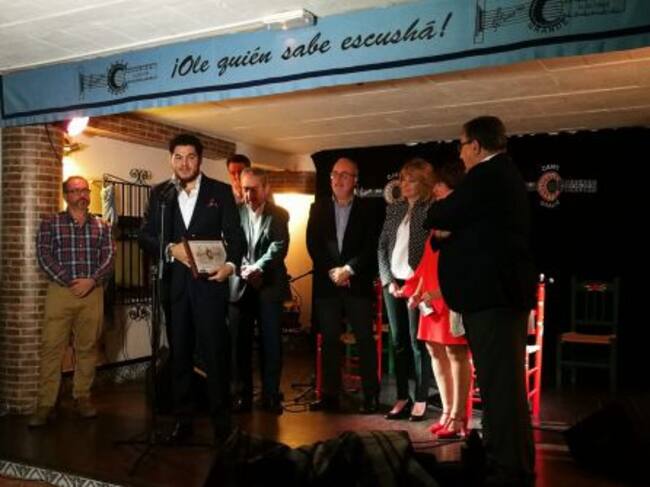 Rafael del Zambo recibe el premio del V Certamen de Flamenco Antonio Rubio en la Sociedad del Cante Grande.