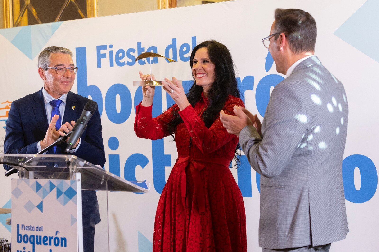 Diana Navarro junto al alcalde de Rincón de la Victoria y el concejal de Turismo