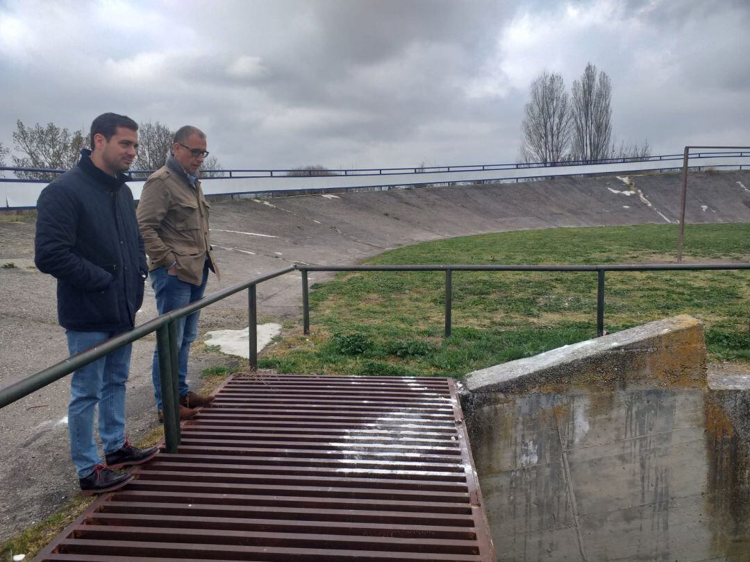 El portavoz del Grupo Municipal del PP, Pablo Pérez, acompañado del concejal popular José Luis Huertas