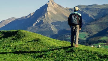 "Es una metáfora de España": un vasco se ve obligado a subir al monte cada fin de semana para quitarse el 'Cara al Sol' de la cabeza