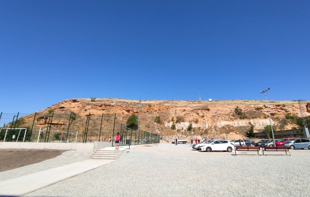 Pista polideportiva y aparcamiento de la primera fase de recuperación del Valle de Tejadilla