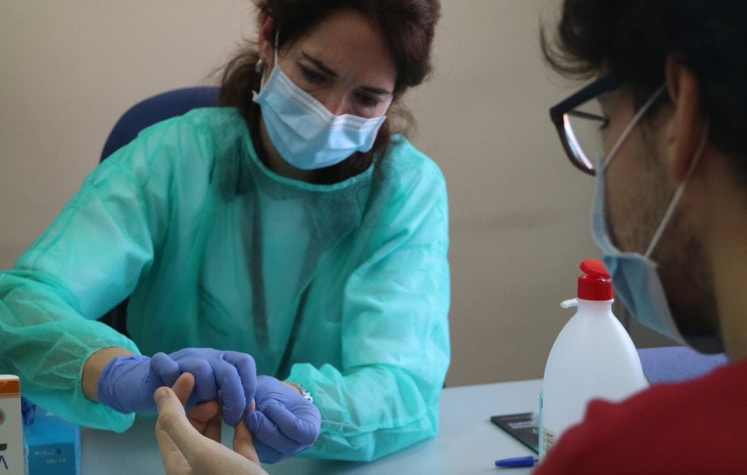 Un sanitario se somete al test para detectar la Covid-19.