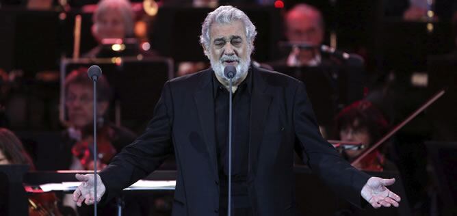 El tenor español Plácido Domingo interpreta un tema durante el festival al aire libre Loreley en St. Goarshausen, Alemania