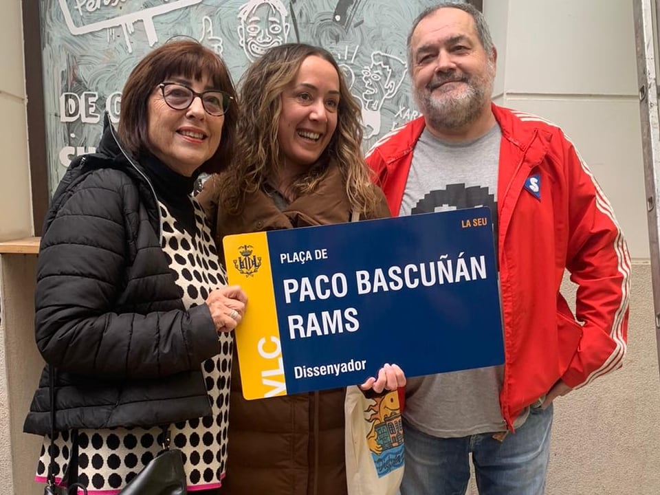 Lupe Martínez, Gloria Tello y Mac Diego en la inauguración de la plaza Paco Bascuñán