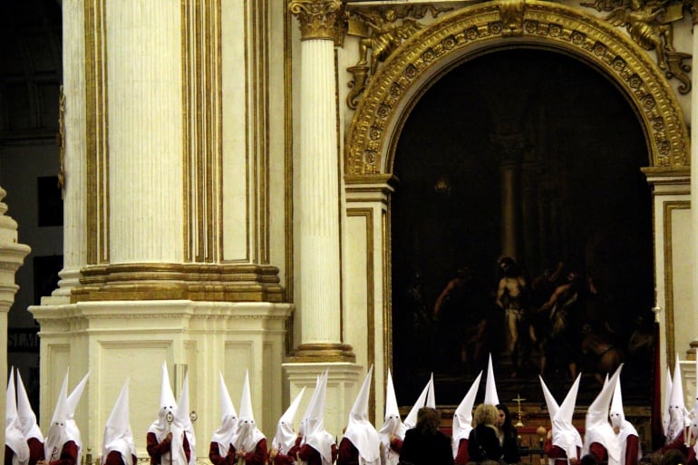 Cortejo de la hermandad de los Estudiantes en el interior de la Catedral