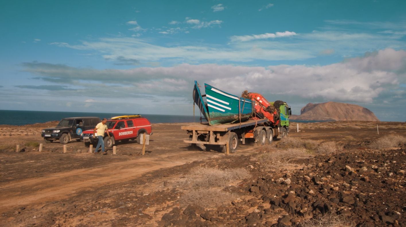 Trabajos de retirada de una de las pateras en La Graciosa.