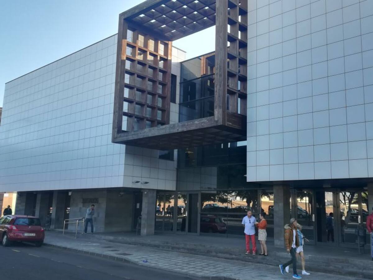 El acusado de matar a una mujer al quemar una casa de Arrecife culpa a otro