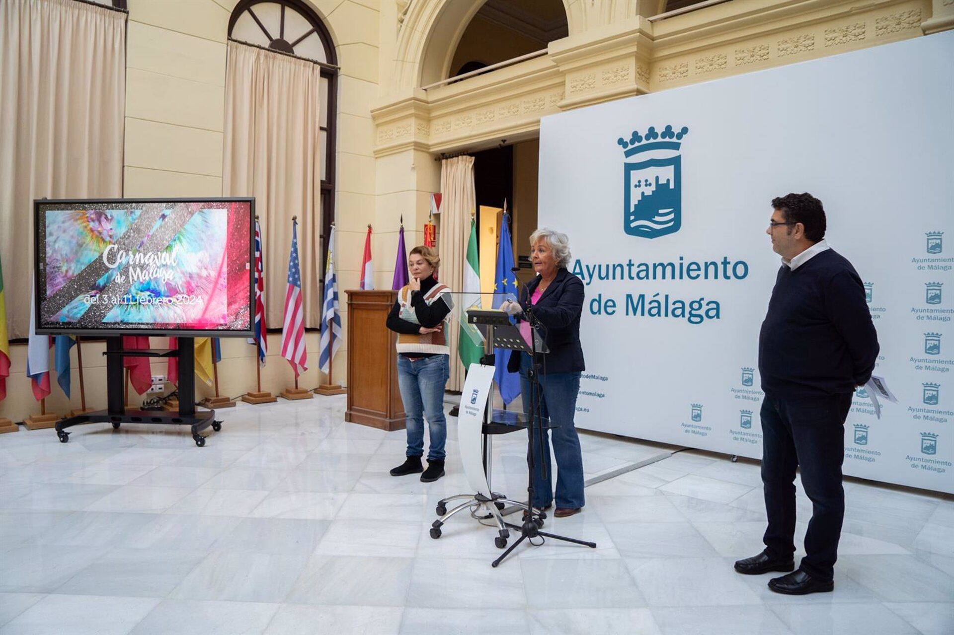 El presidente de la Fundación Ciudadana del Carnaval de Málaga (FCCM), Carlos Torres; la concejala delegada de Servicios Operativos, Playas y Fiestas, Teresa Porras, y la vicepresidenta y responsable de relaciones institucionales de la Fundación Ciudadana del Carnaval, Belén Caballero, han presentado hoy la programación