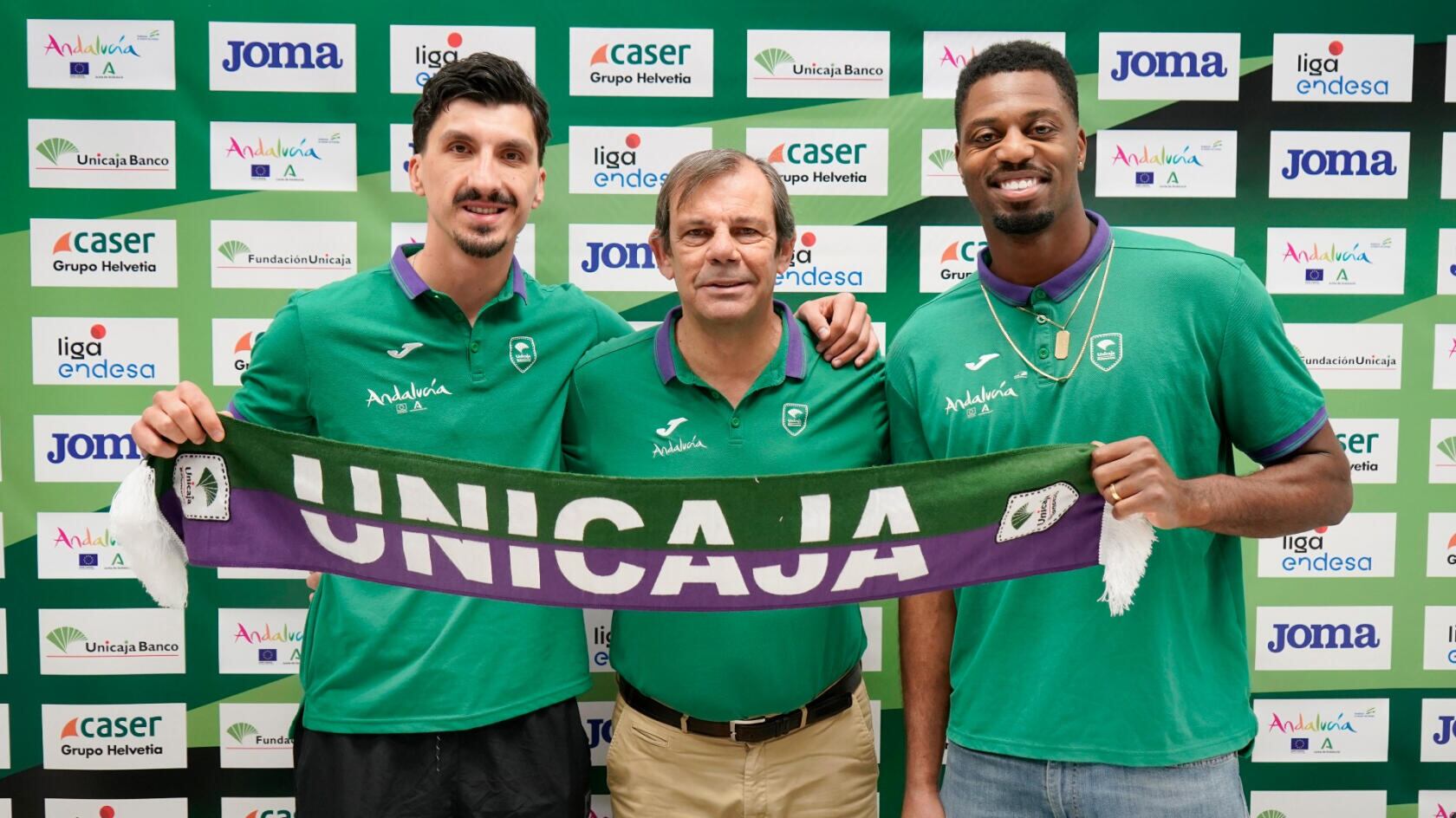 Djedovic y Ejim posan con la bufanda del Unicaja y el director deportivo Juanma Rodríguez