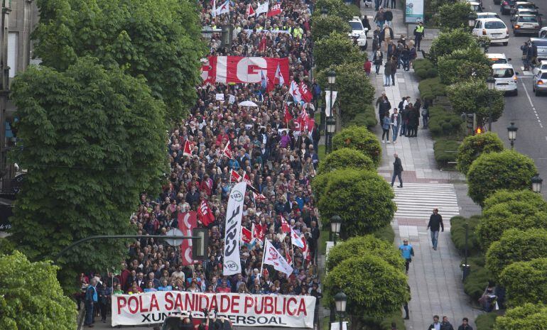 Centenares de personas se han manifestado en Vigo a favor de la sanidad pública y en contra de la privatización del Hospital Alvaro Cunqueiro de esta capital