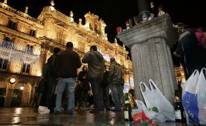 Jóvenes durante la nochevieja universitaria de Salamanca