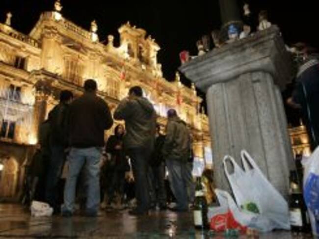 Jóvenes durante la nochevieja universitaria de Salamanca