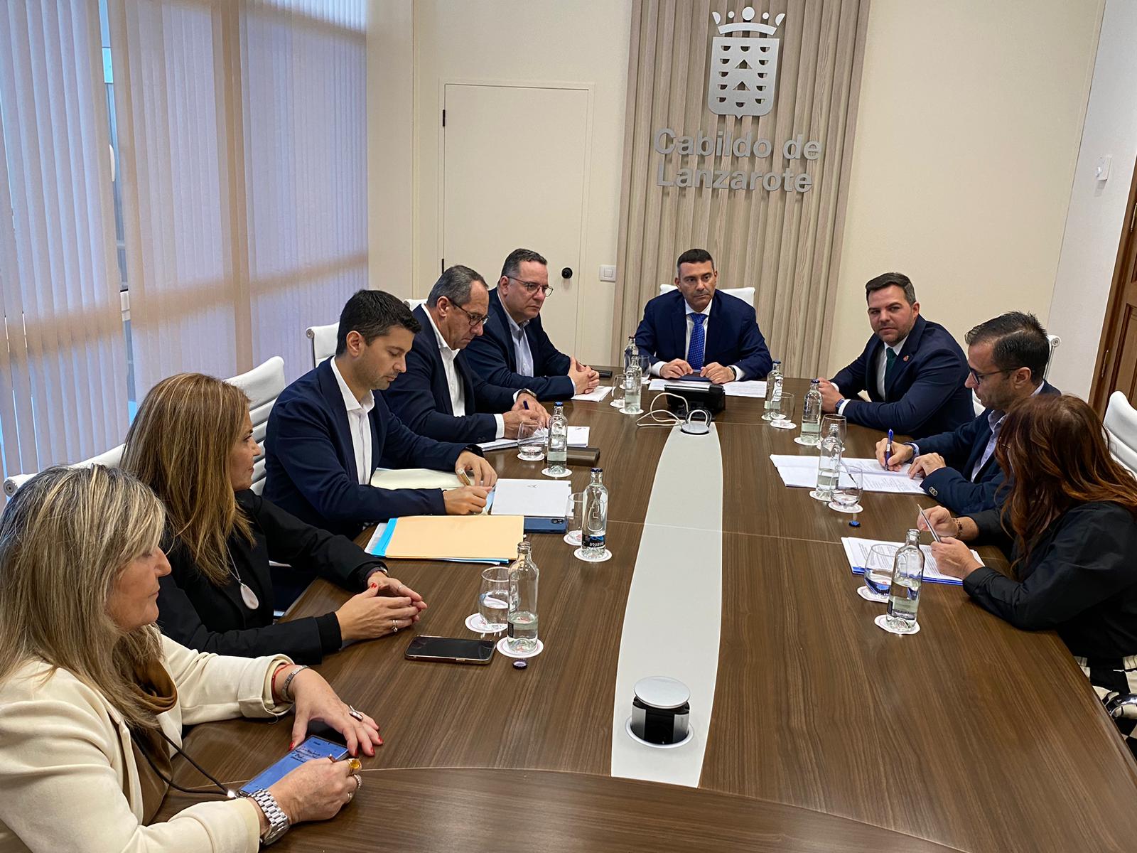 Visita institucional del consejero de Educación del Gobierno de Canarias, Poli Suárez, al Cabildo de Lanzarote.