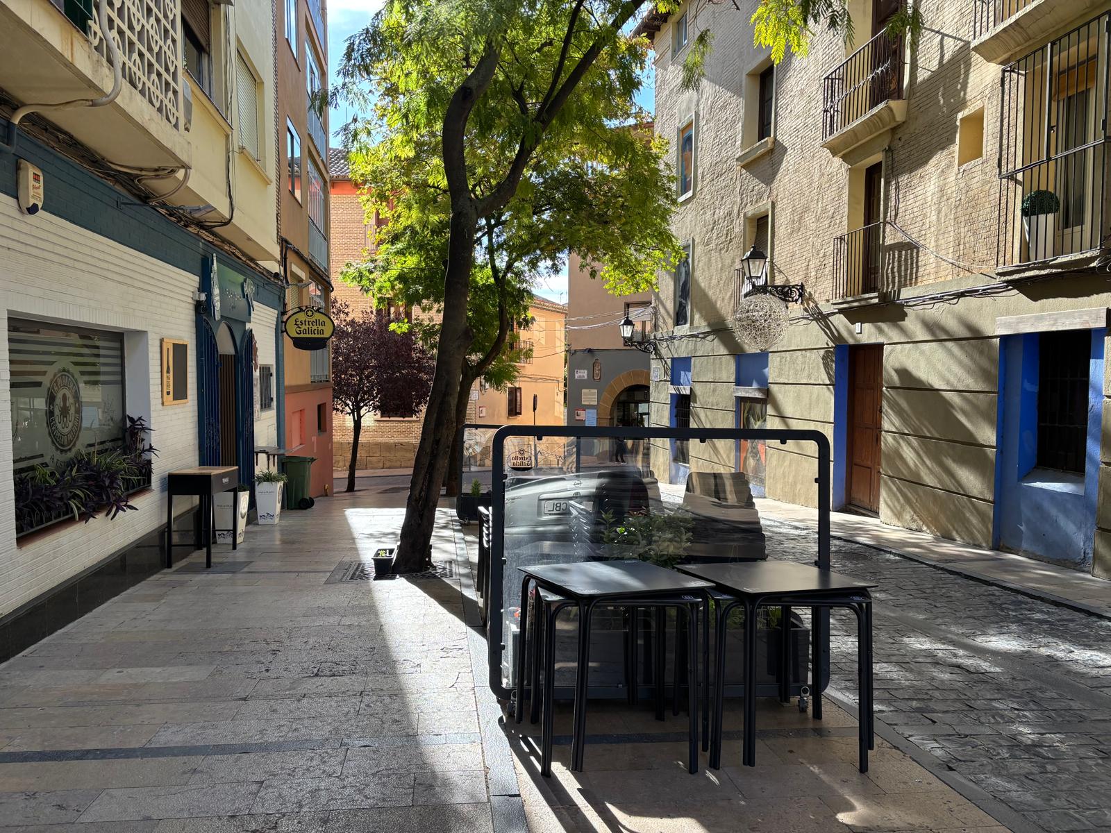 Mobiliario de bar, apilado en la calle Las Cortes