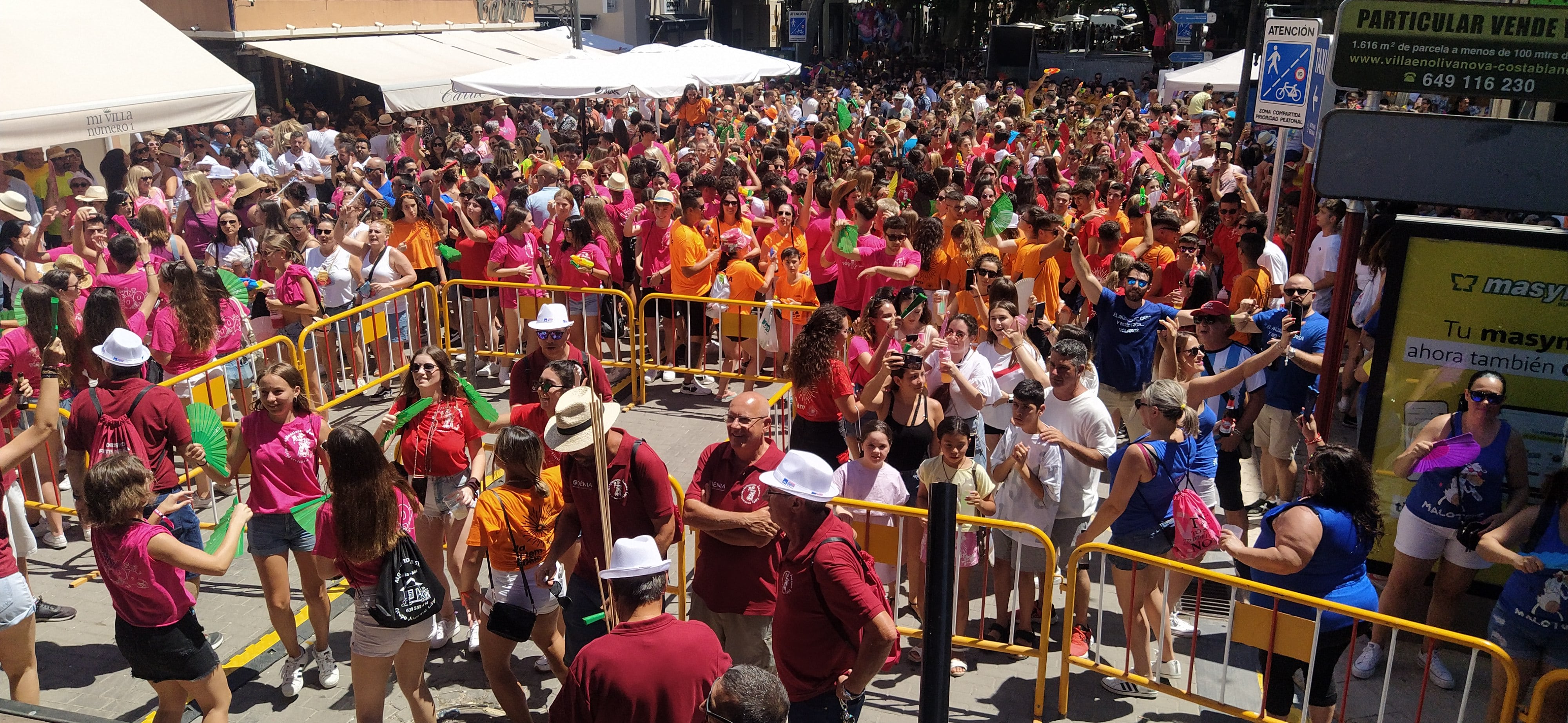 Peñas y vecinos llenaron la Glorieta del País Valencià, durante el chupinazo.
